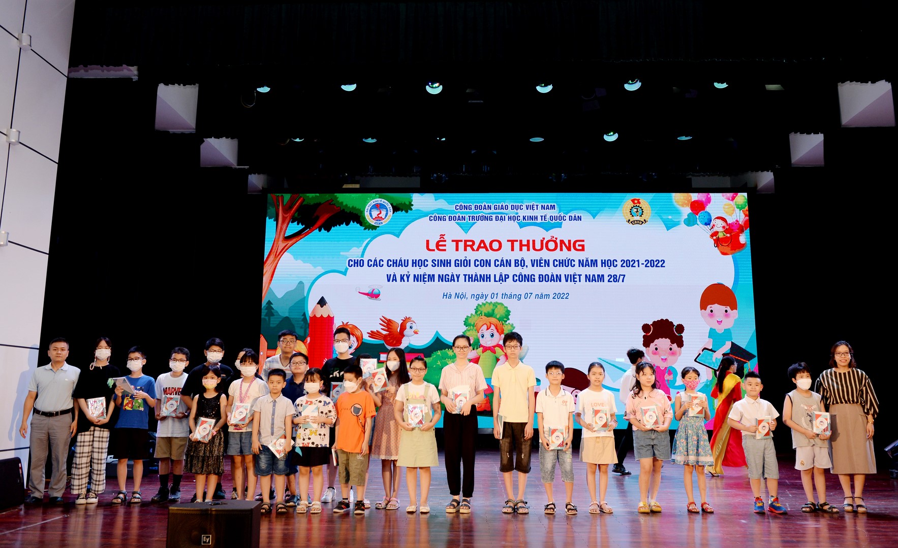 Lãnh đạo Nhà trường  trao thưởng cho các con 12