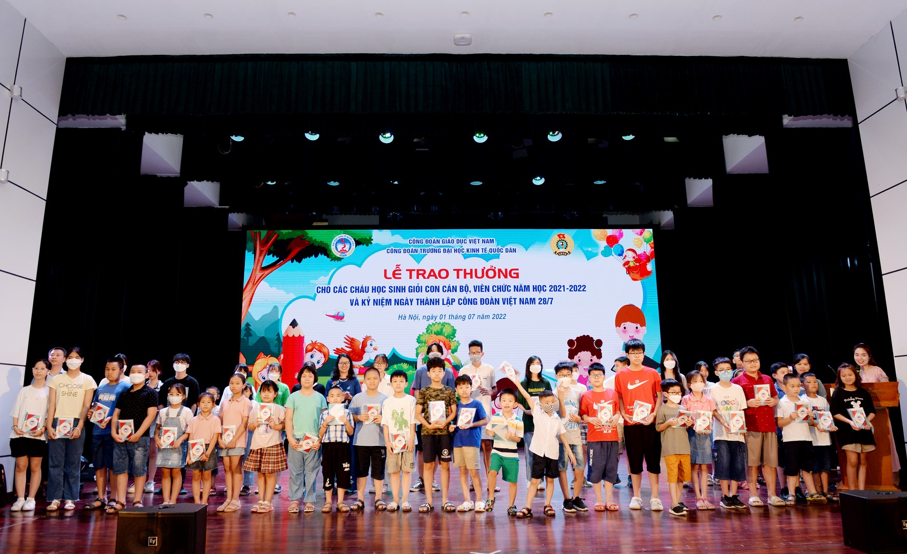 Lãnh đạo Nhà trường  trao thưởng cho các con 13