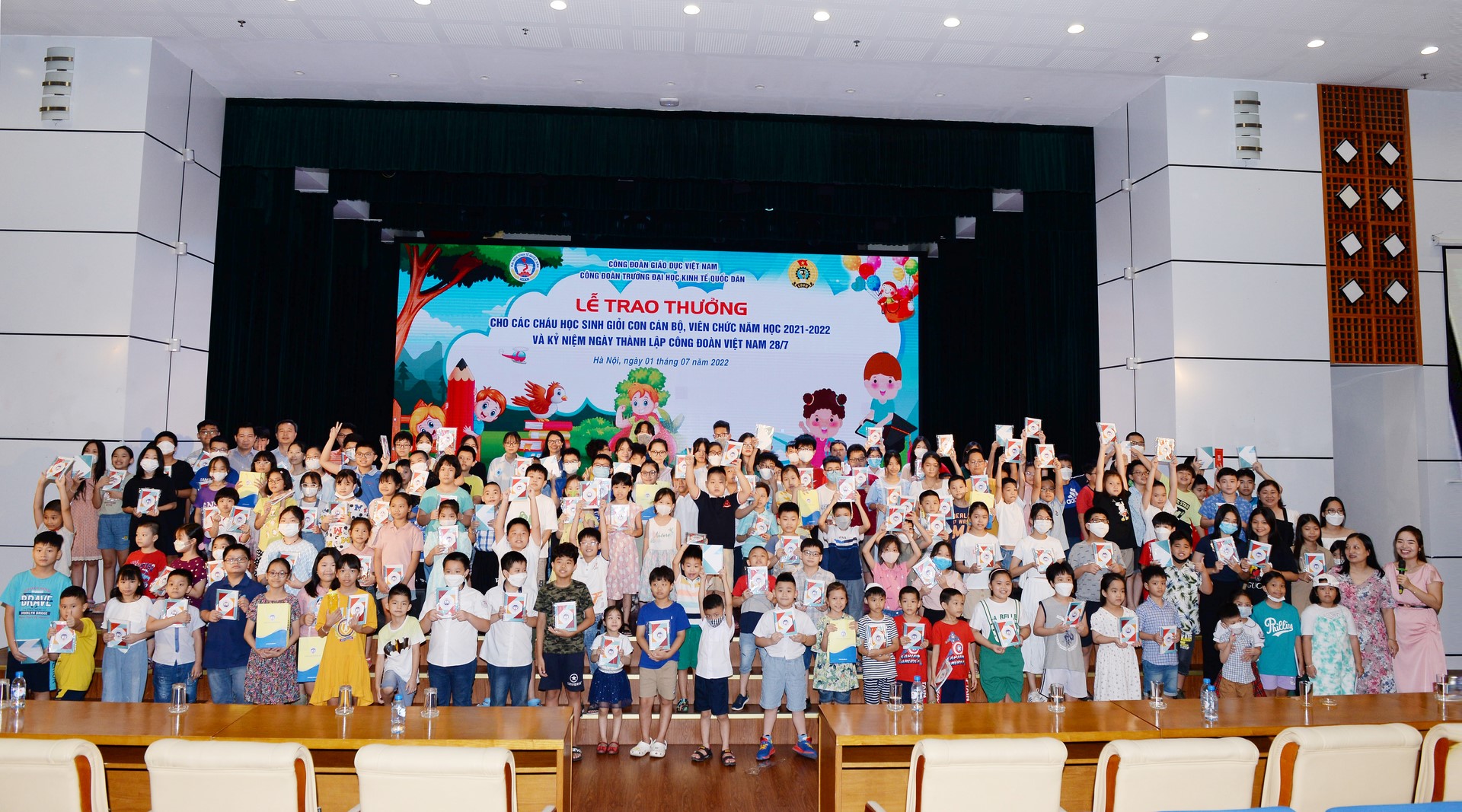 Các con cùng chụp ảnh lưu niệm tại chương trình