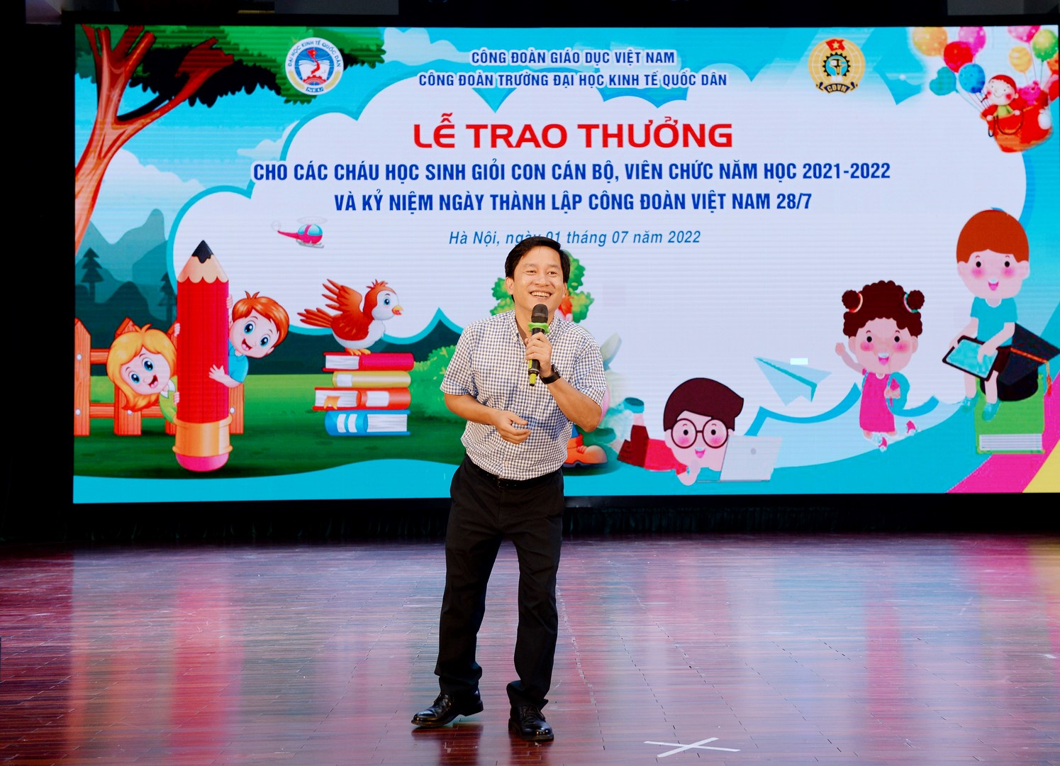 ThS. Lê Văn Nam - Viện Quản trị Kinh doanh đồng hành với các con trong phần minigame rất thú vị