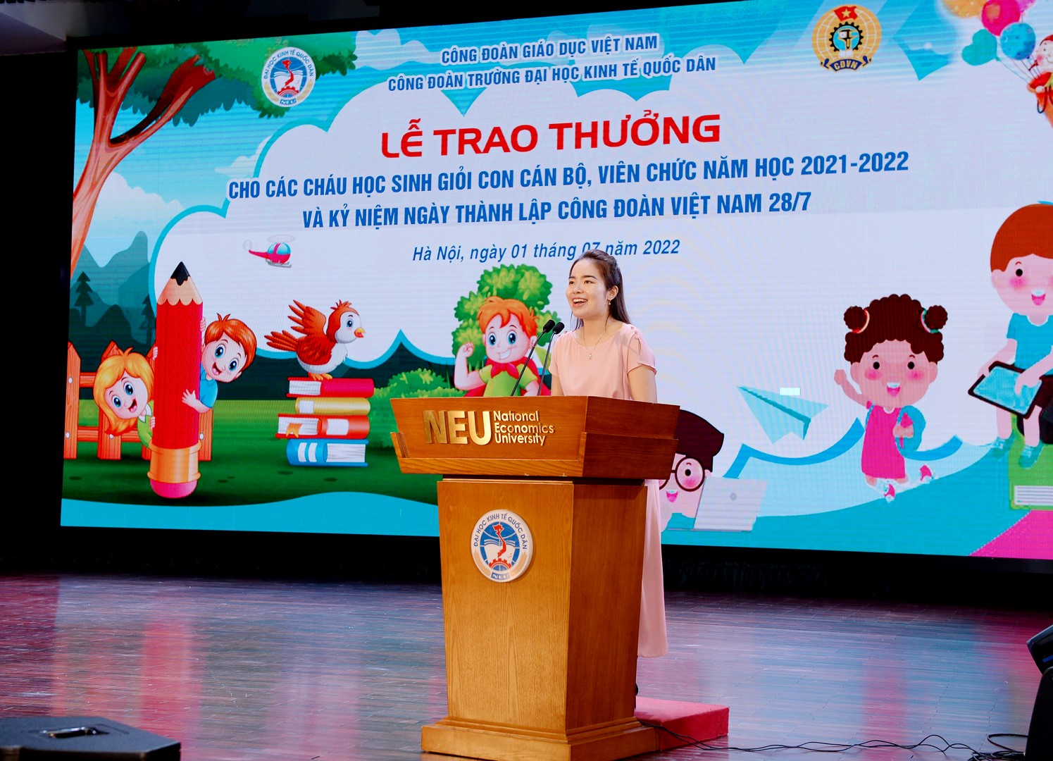 ThS. Đỗ Thanh Nhàn - Chuyên viên Phòng CTCT&QLSV dẫn chương trình tại buổi lễ