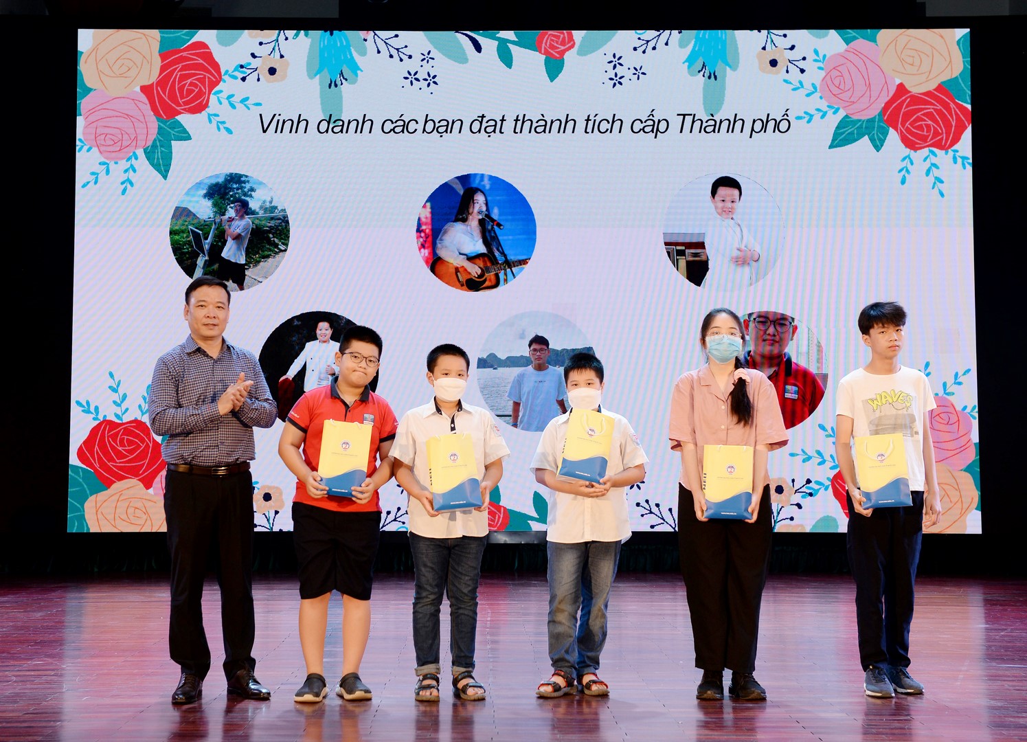 Lãnh đạo Nhà trường  trao thưởng cho các con 1