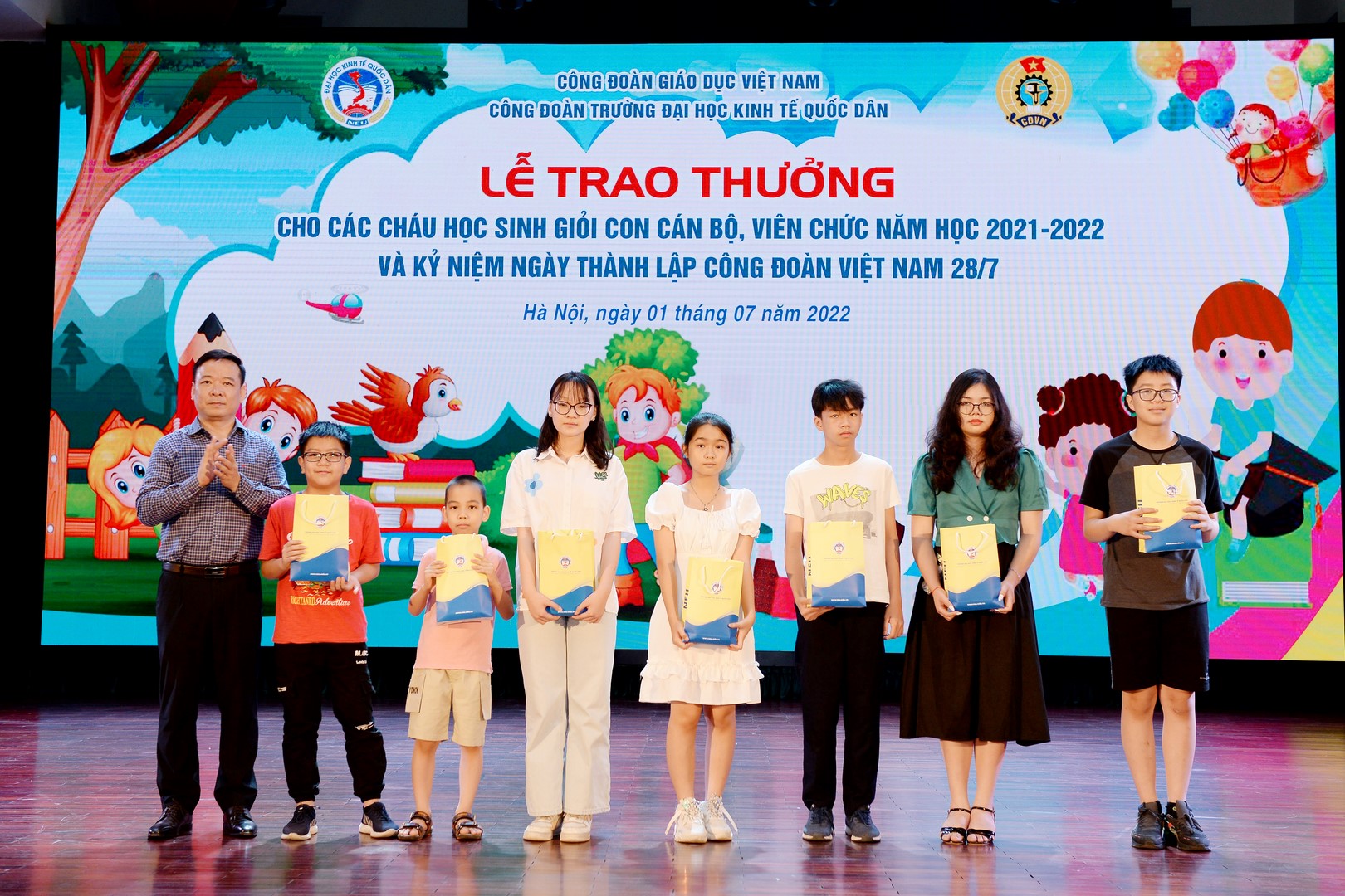 Lãnh đạo Nhà trường  trao thưởng cho các con 2