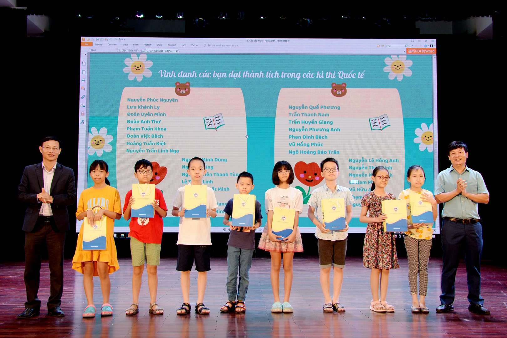 Lãnh đạo Nhà trường  trao thưởng cho các con 3