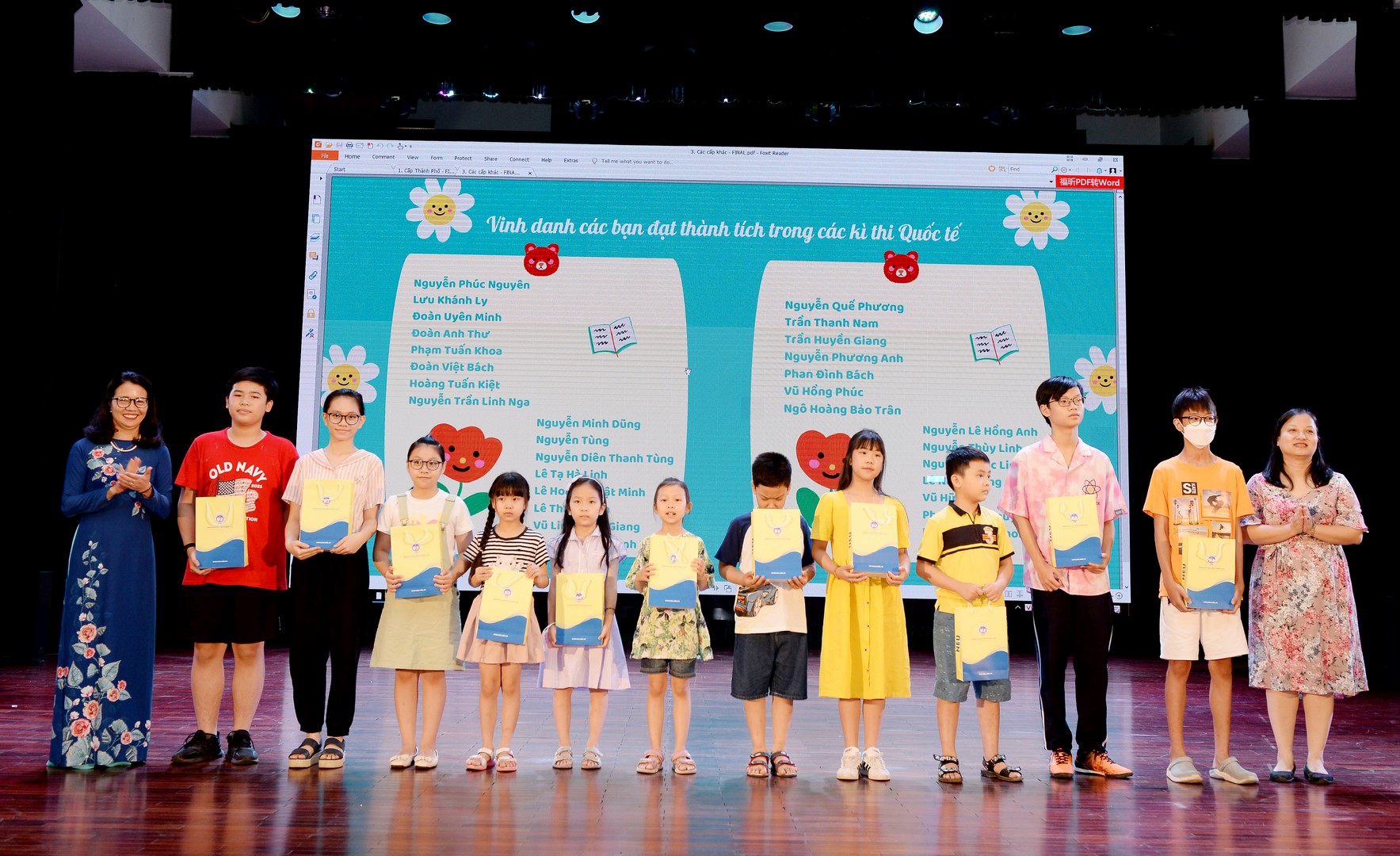 Lãnh đạo Nhà trường  trao thưởng cho các con 4