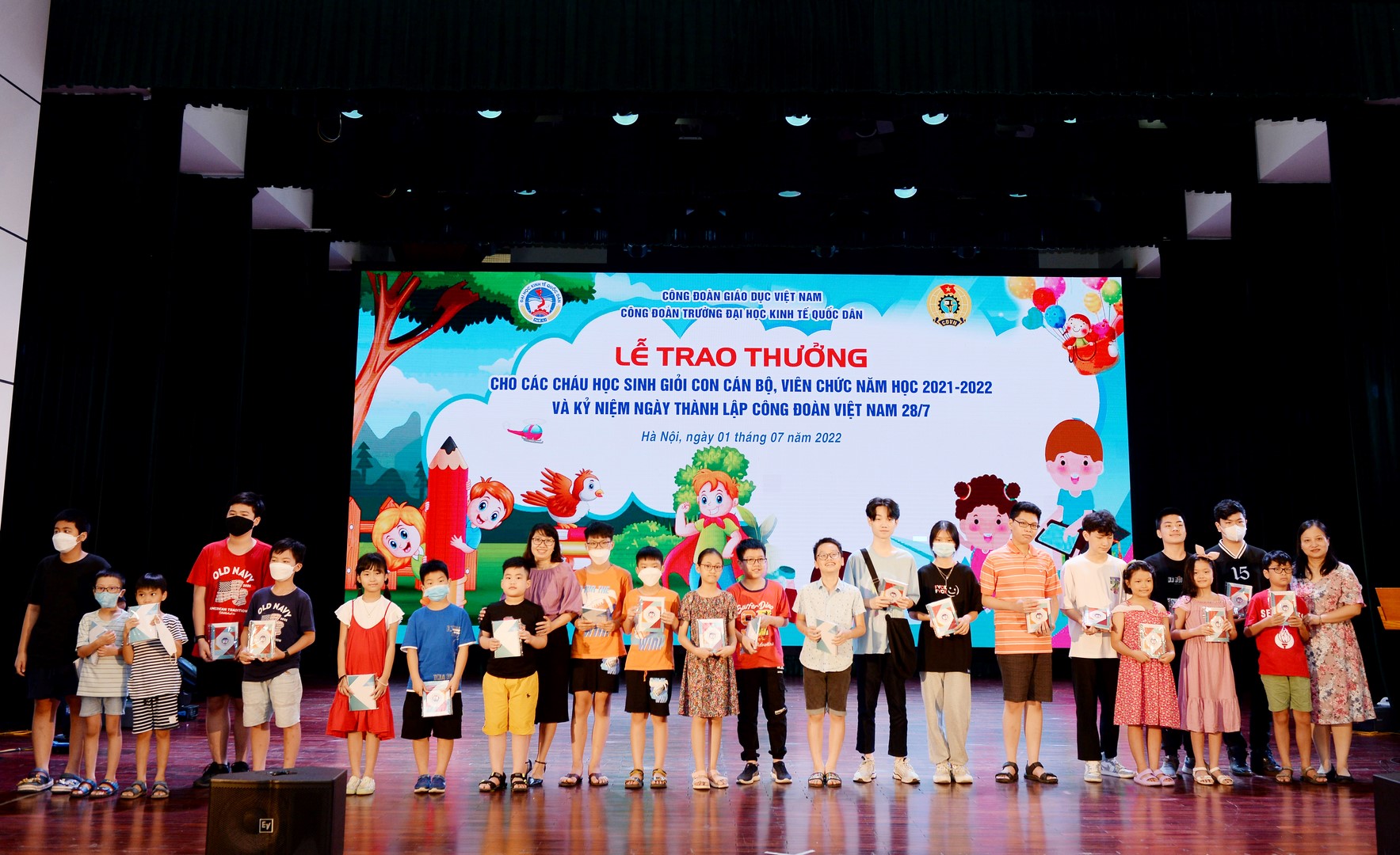 Lãnh đạo Nhà trường  trao thưởng cho các con 5