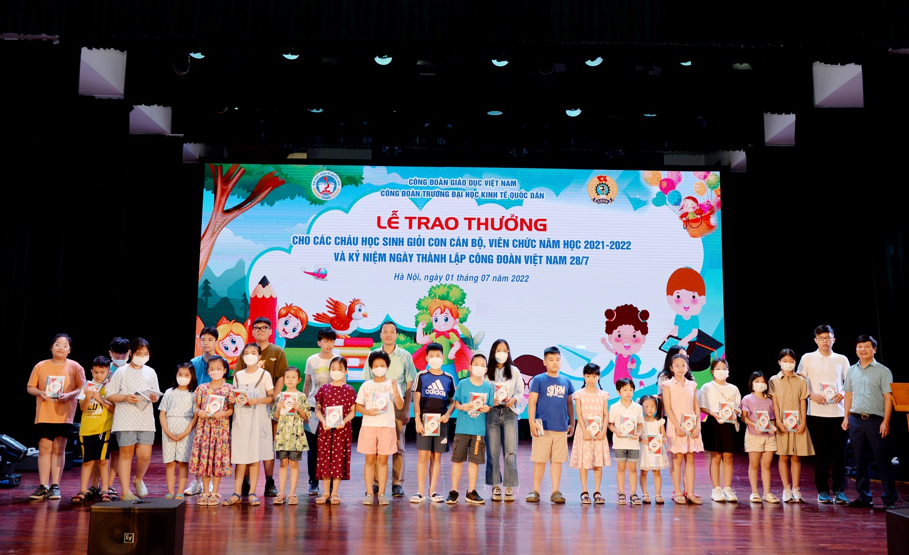 Lãnh đạo Nhà trường  trao thưởng cho các con 6