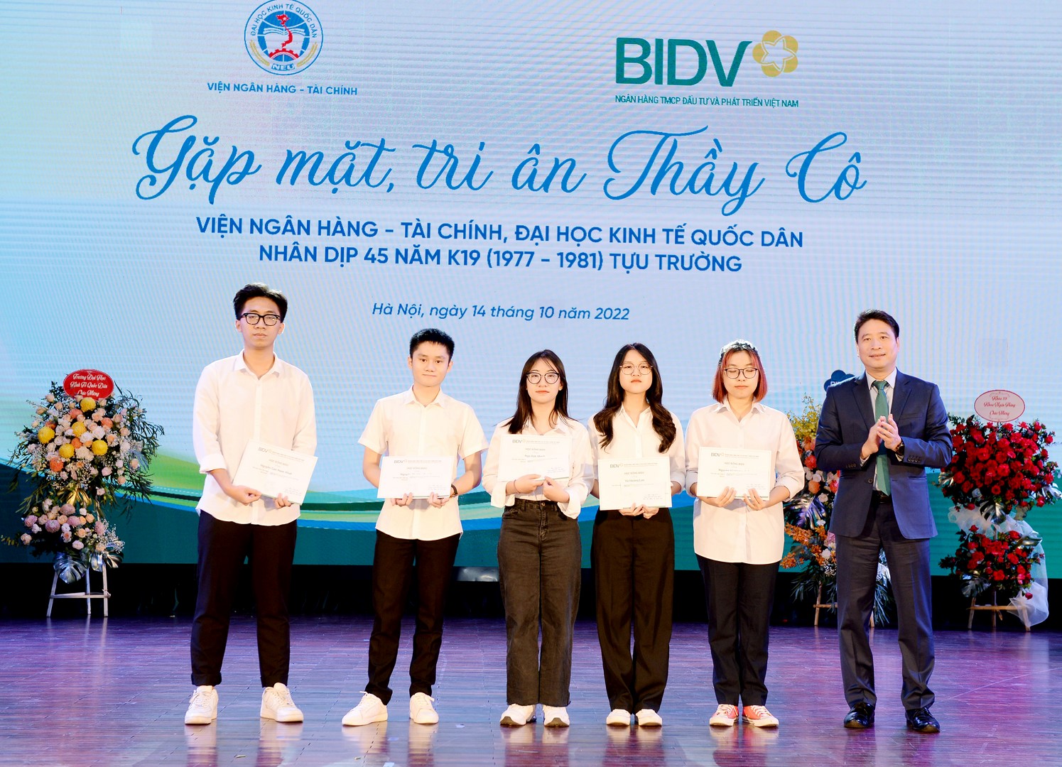 Đại diện lãnh đạo BIDV trao tặng học bổng sinh viên Viện NH-TC 1