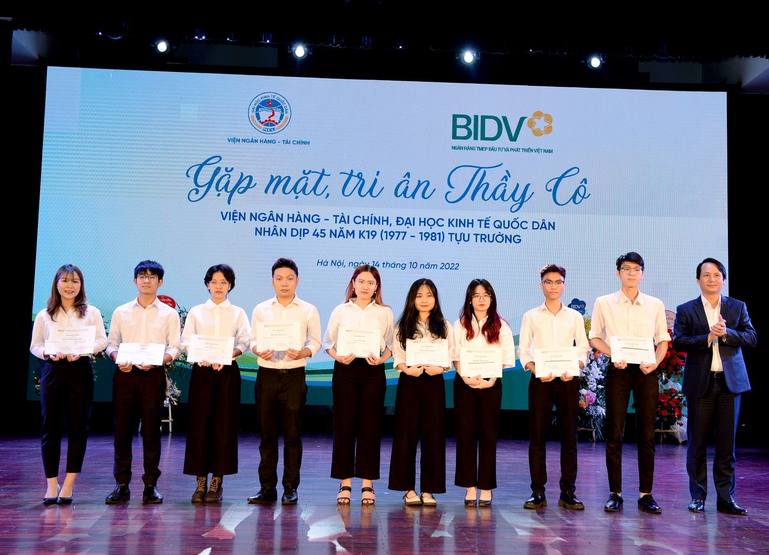 Đại diện lãnh đạo BIDV trao tặng học bổng sinh viên Viện NH-TC 2