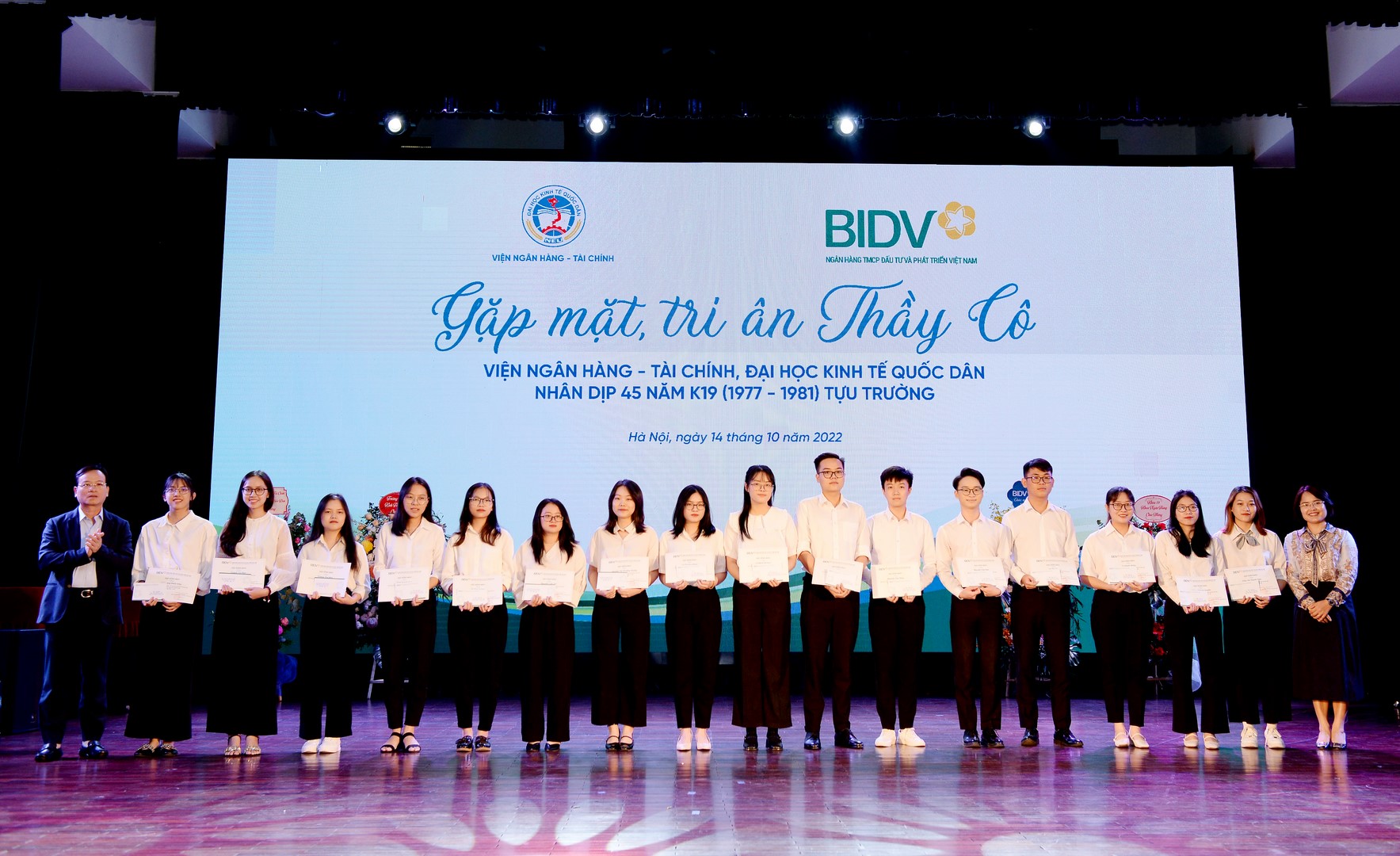 Đại diện lãnh đạo BIDV trao tặng học bổng sinh viên Viện NH-TC 3
