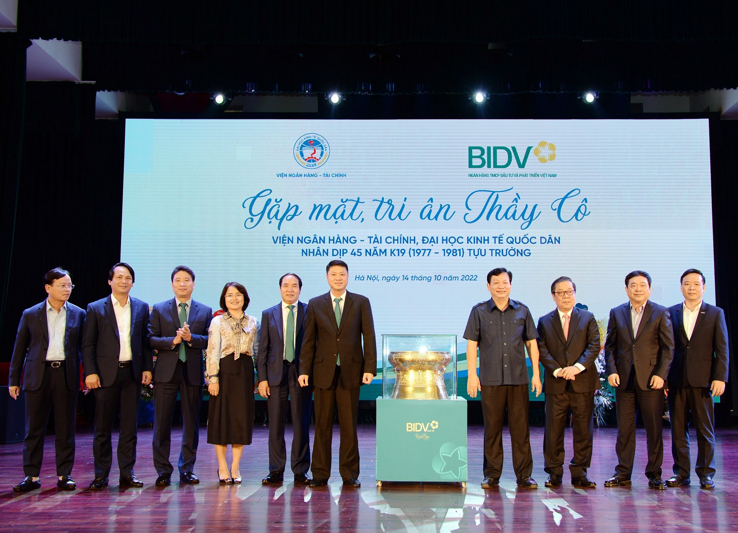 Ông Lê Ngọc Lâm – Uỷ viên HĐQT, TGĐ đại diện BIDV trao tặng món quà tri ân đến Viện NH-TC