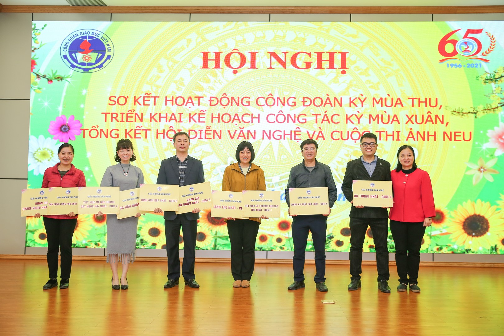 PGS.TS Bùi Đức Thọ - Bí thư Đảng ủy, Chủ tịch Hội đồng trường và TS Nguyễn Hữu Đồng – Chủ tịch Công đoàn Trường trao giải thưởng cho các cụm đạt giải của hội diễn văn nghệ Mái trường mến yêu 10
