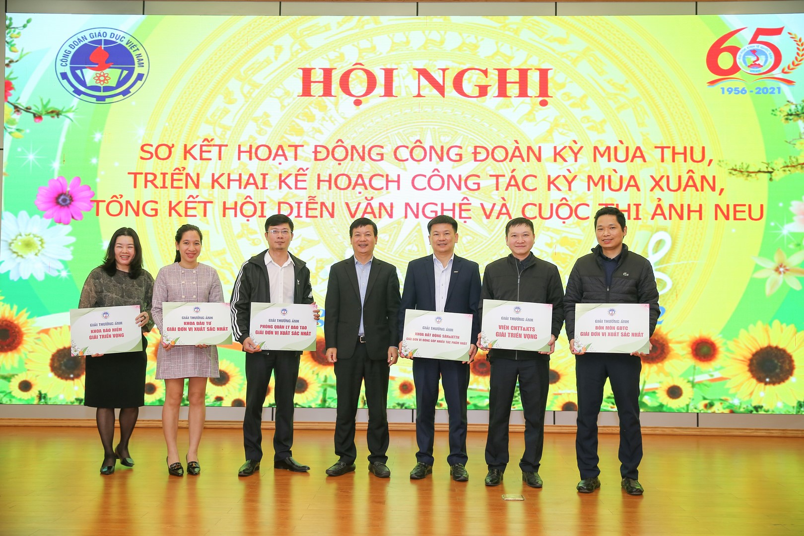 PGS.TS Bùi Đức Thọ - Bí thư Đảng ủy, Chủ tịch Hội đồng trường và TS Nguyễn Hữu Đồng – Chủ tịch Công đoàn Trường trao giải thưởng cho các cá nhân và tập thể đạt giải cuộc thi ảnh NEU 1