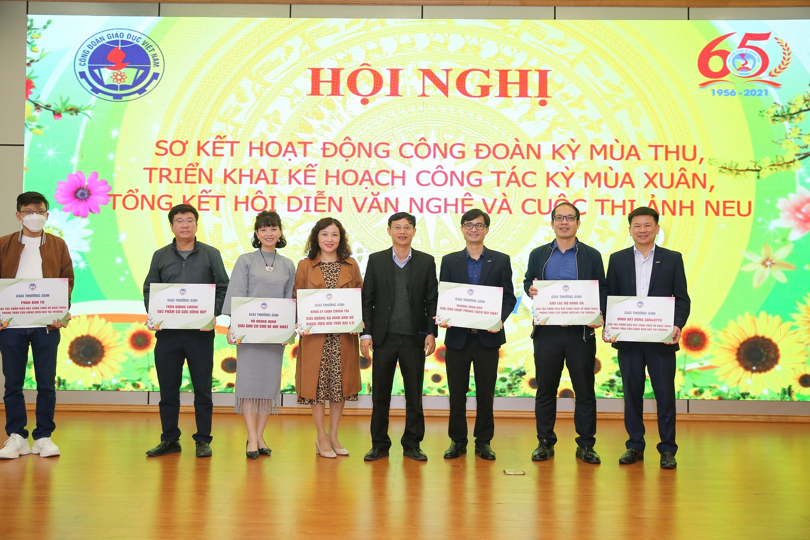 PGS.TS Bùi Đức Thọ - Bí thư Đảng ủy, Chủ tịch Hội đồng trường và TS Nguyễn Hữu Đồng – Chủ tịch Công đoàn Trường trao giải thưởng cho các cá nhân và tập thể đạt giải cuộc thi ảnh NEU 12
