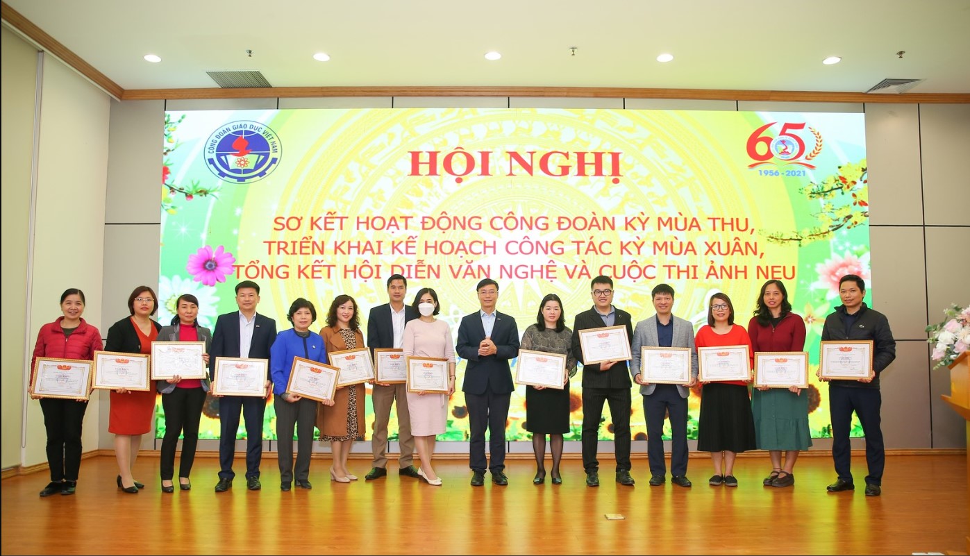 PGS.TS Bùi Đức Thọ - Bí thư Đảng ủy, Chủ tịch Hội đồng Trường trao tặng Giấy khen của Hiệu trưởng cho các tập thể Công đoàn có thành tích xuất sắc 1