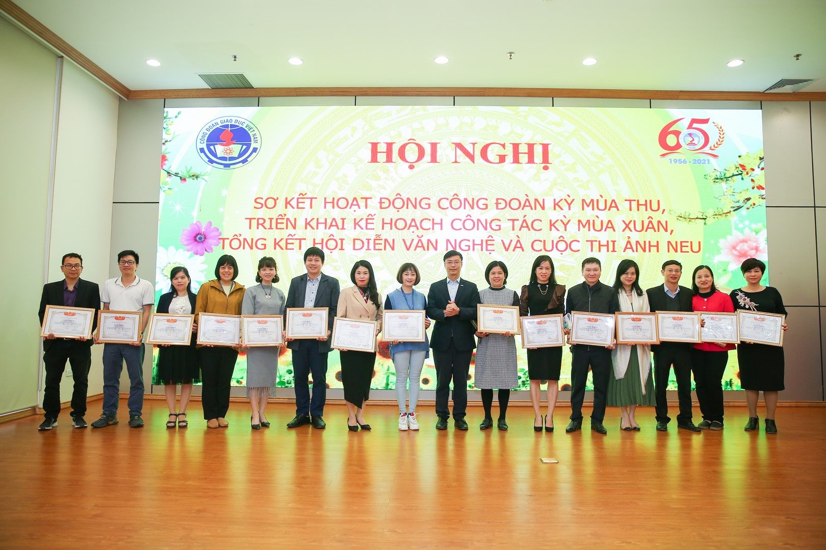 PGS.TS Bùi Đức Thọ - Bí thư Đảng ủy, Chủ tịch Hội đồng Trường trao tặng Giấy khen của Hiệu trưởng cho các tập thể Công đoàn có thành tích xuất sắc 14