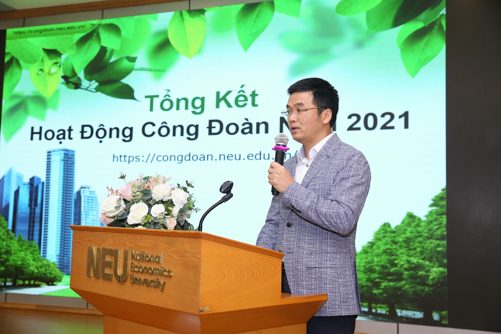 ThS Nguyễn Hoàng Hà – Trưởng phòng CTCT&QLSV, Ủy viên Công đoàn Trường báo cáo tổng kết hoạt động Công đoàn năm 2021