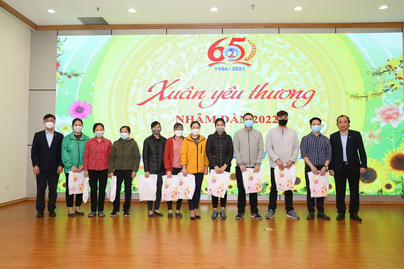 PGS.TS Bùi Đức Thọ - Bí thư Đảng ủy, Chủ tịch Hội đồng trường và TS Nguyễn Hữu Đồng – Chủ tịch Công đoàn Trường trao quà hỗ trợ cho người lao động của Nhà trường gặp khó khăn do ảnh hưởng bởi đại dịch Covid-19