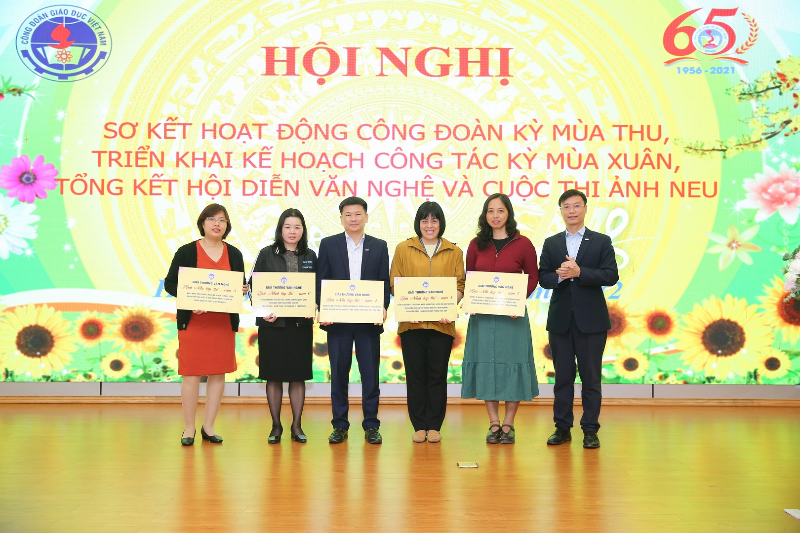 PGS.TS Bùi Đức Thọ - Bí thư Đảng ủy, Chủ tịch Hội đồng trường và TS Nguyễn Hữu Đồng – Chủ tịch Công đoàn Trường trao giải thưởng cho các cụm đạt giải của hội diễn văn nghệ Mái trường mến yêu