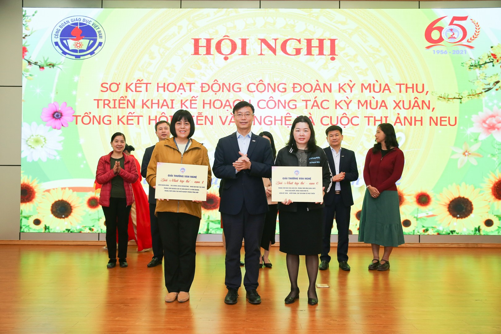 PGS.TS Bùi Đức Thọ - Bí thư Đảng ủy, Chủ tịch Hội đồng trường và TS Nguyễn Hữu Đồng – Chủ tịch Công đoàn Trường trao giải thưởng cho các cụm đạt giải của hội diễn văn nghệ Mái trường mến yêu 2