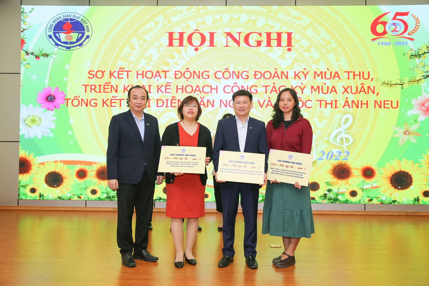 PGS.TS Bùi Đức Thọ - Bí thư Đảng ủy, Chủ tịch Hội đồng trường và TS Nguyễn Hữu Đồng – Chủ tịch Công đoàn Trường trao giải thưởng cho các cụm đạt giải của hội diễn văn nghệ Mái trường mến yêu 8