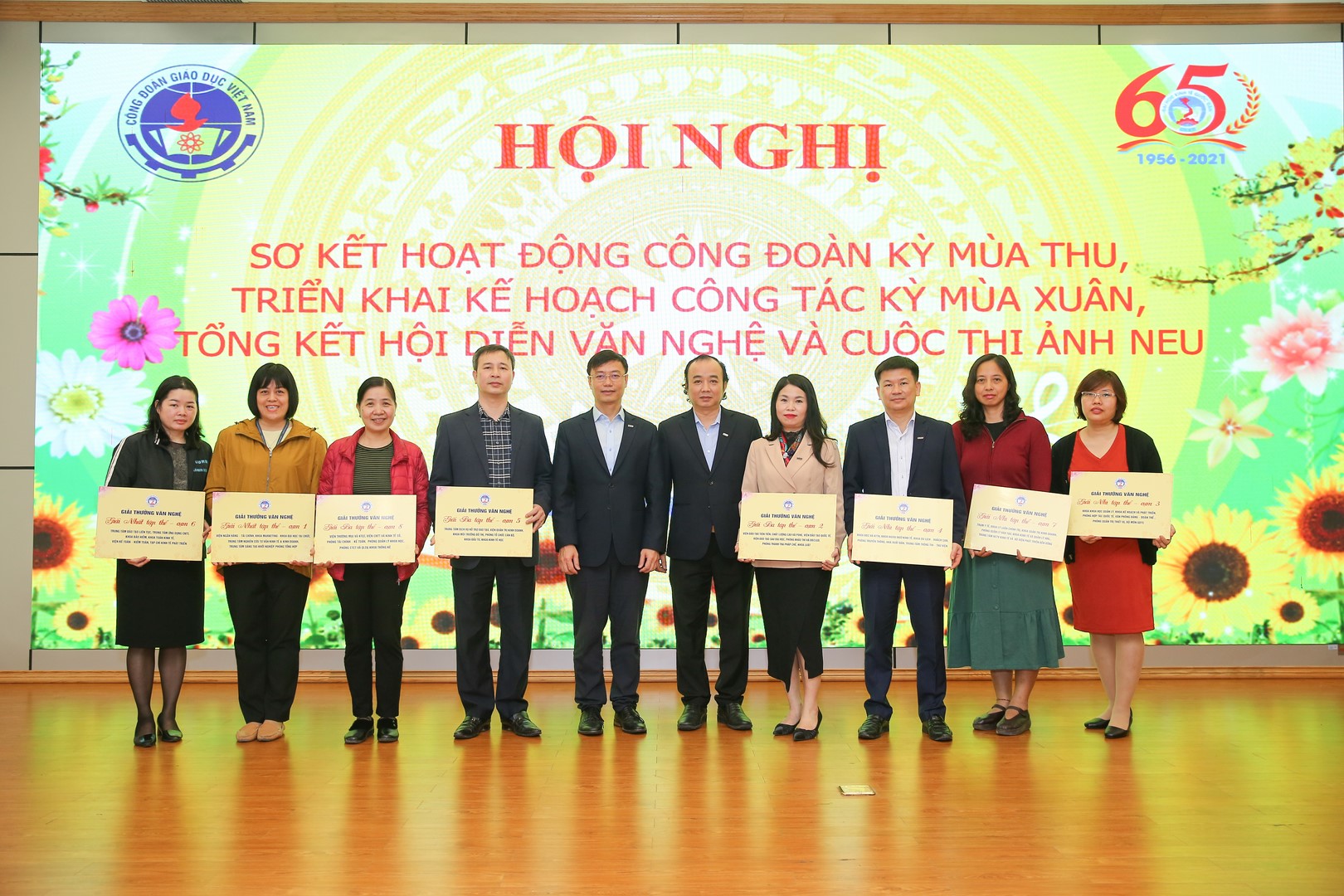 PGS.TS Bùi Đức Thọ - Bí thư Đảng ủy, Chủ tịch Hội đồng trường và TS Nguyễn Hữu Đồng – Chủ tịch Công đoàn Trường trao giải thưởng cho các cụm đạt giải của hội diễn văn nghệ Mái trường mến yêu 9