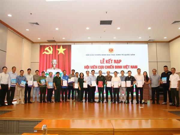 Đại học Kinh tế Quốc dân kết nạp 16 hội viên mới Hội Cựu chiến binh