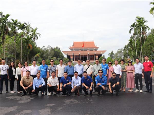 Công đoàn và Đoàn Thanh niên NEU – UEH tổ chức Hành trình về nguồn tại Vĩnh Long