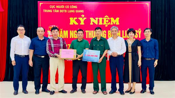 Trường Đại học Kinh tế Quốc dân thăm và tặng quà các thương, bệnh binh tại Trung tâm Điều dưỡng thương binh Lạng Giang