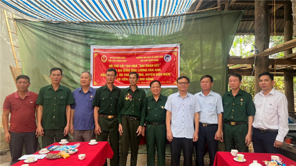 Hội Cựu chiến binh Trường Đại học Kinh tế Quốc dân trao tặng nhà tình nghĩa cho hội viên cựu chiến binh đơn thân đặc biệt khó khăn tại huyện Điện Biên nhân kỷ niệm 70 năm Chiến thắng Điện Biên Phủ