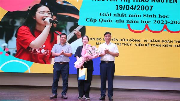 Lễ trao thưởng cho các cháu học sinh giỏi con viên chức và người lao động năm học 2023 - 2024 và chào mừng ngày Gia đình Việt Nam 28/6