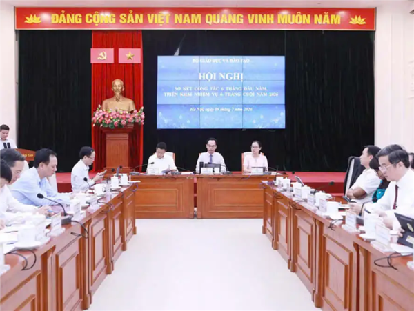 Bộ Giáo dục và Đào tạo trao quyết định bổ nhiệm hai Phó Giám đốc Đại học Kinh tế Quốc dân