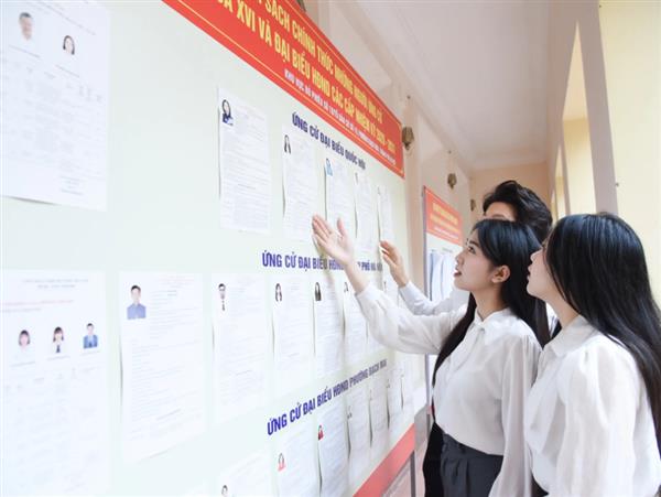 Sinh viên Đại học Kinh tế Quốc dân hào hứng đi bỏ phiếu, đặt niềm tin vào những lá phiếu lựa chọn