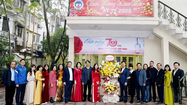 Lãnh đạo Đại học Kinh tế Quốc dân thăm và chúc mừng Trạm Y tế nhân kỷ niệm 70 năm ngày Thầy thuốc Việt Nam