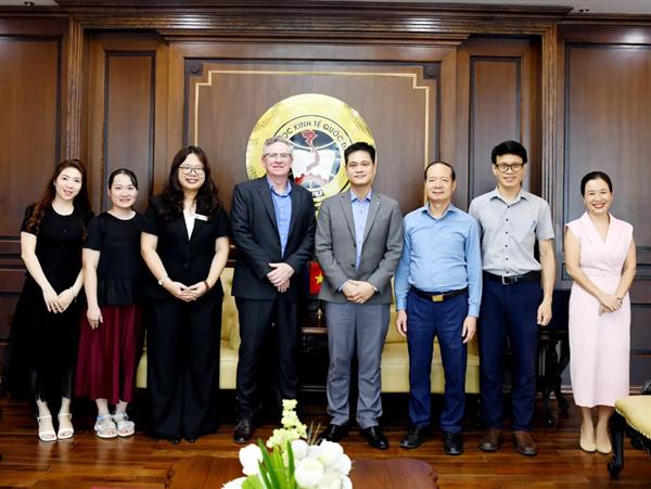 Mở rộng cơ hội hợp tác giữa Đại học Kinh tế Quốc dân và Đại học Công nghệ Queensland