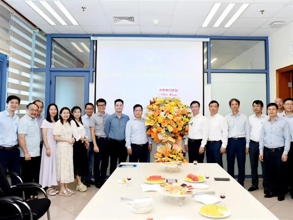 Lãnh đạo Đại học thăm và chúc mừng Phòng Quản lý Khoa học nhân ngày Khoa học và Công nghệ Việt Nam
