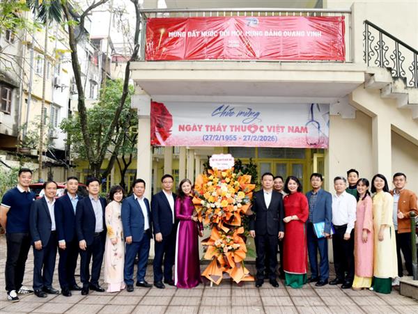 Lãnh đạo Đại học Kinh tế Quốc dân thăm, chúc mừng Trạm Y tế nhân Ngày Thầy thuốc Việt Nam 27/2