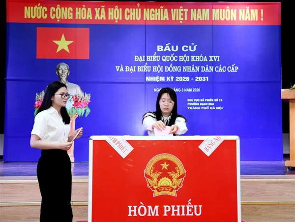 Sinh viên Đại học Kinh tế Quốc dân hào hứng đi bỏ phiếu, đặt niềm tin vào những lá phiếu lựa chọn
