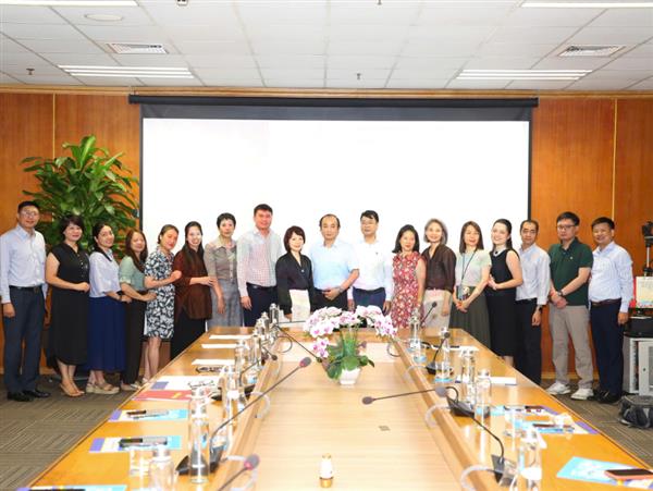 Lễ kết nạp đoàn viên mới và Công bố Quyết định thành lập Công đoàn bộ phận Trung tâm Pháp – Việt Đào tạo về Quản lý Hà Nội