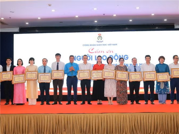 Tôn vinh đóng góp thầm lặng của đội ngũ người lao động ngành Giáo dục