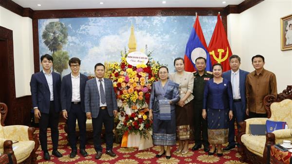 Đoàn công tác Trường Đại học Kinh tế Quốc dân chúc mừng Tết cổ truyền Bun Pi May tại Đại sứ quán nước CHDCND Lào