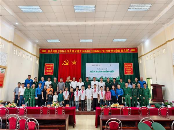 “Mùa xuân biên giới”: Lan tỏa trách nhiệm xã hội, thắt chặt hợp tác giữa hai đại học kinh tế hàng đầu Việt Nam