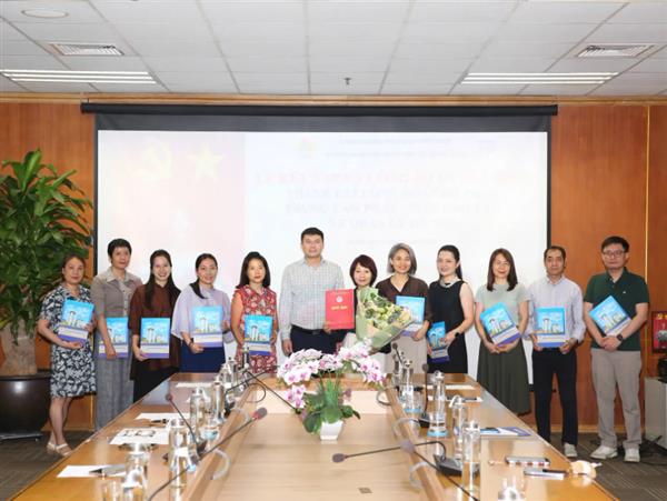Lễ kết nạp đoàn viên mới và Công bố Quyết định thành lập Công đoàn bộ phận Trung tâm Pháp – Việt Đào tạo về Quản lý Hà Nội