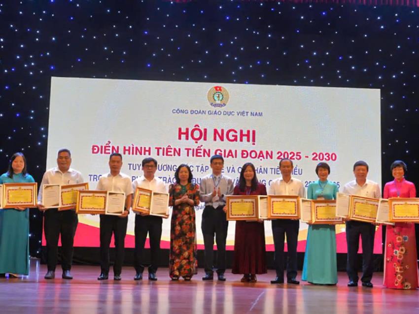 Tuyên dương tập thể, cá nhân tiêu biểu ngành giáo dục giai đoạn 2020-2025