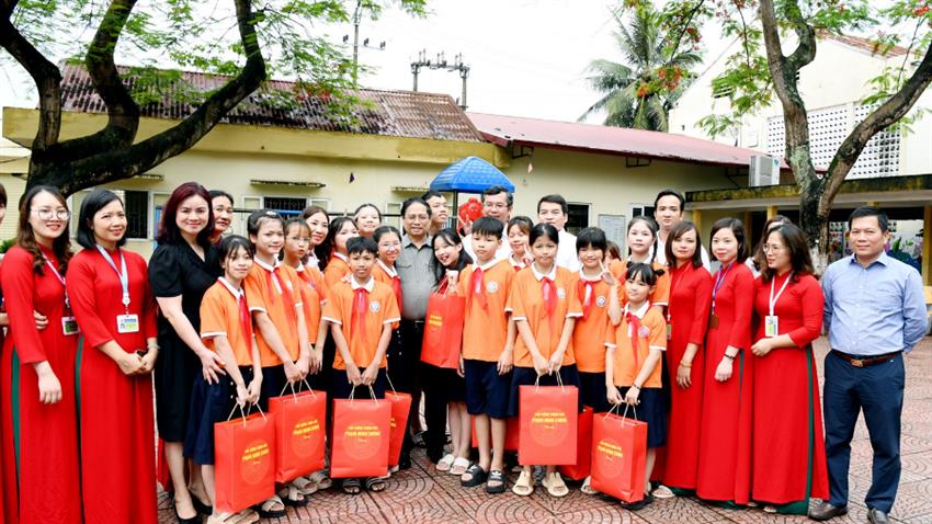 Đoàn công tác của Trường Đại học Kinh tế Quốc dân thăm, tặng quà Trung tâm Nuôi dưỡng trẻ khuyết tật Hà Nội