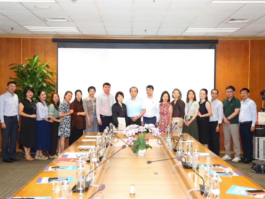 Lễ kết nạp đoàn viên mới và Công bố Quyết định thành lập Công đoàn bộ phận Trung tâm Pháp – Việt Đào tạo về Quản lý Hà Nội