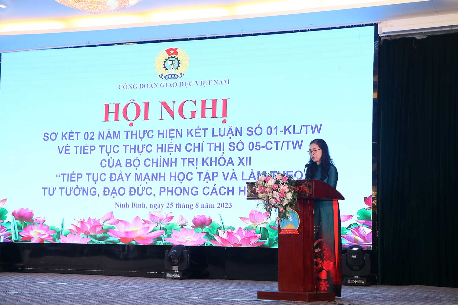 Bà Nguyễn Thị Bích Hợp - Phó Chủ tịch Công đoàn Giáo dục Việt Nam báo cáo sơ kết 2 năm thực hiện Kết luận số 01 của Trung ương.
