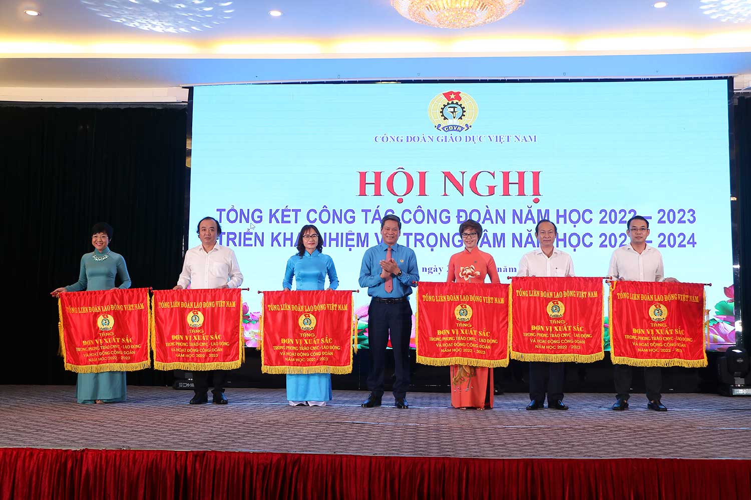 Các đơn vị xuất sắc được nhận Cờ thi đua của Tổng Liên đoàn Lao động Việt Nam.