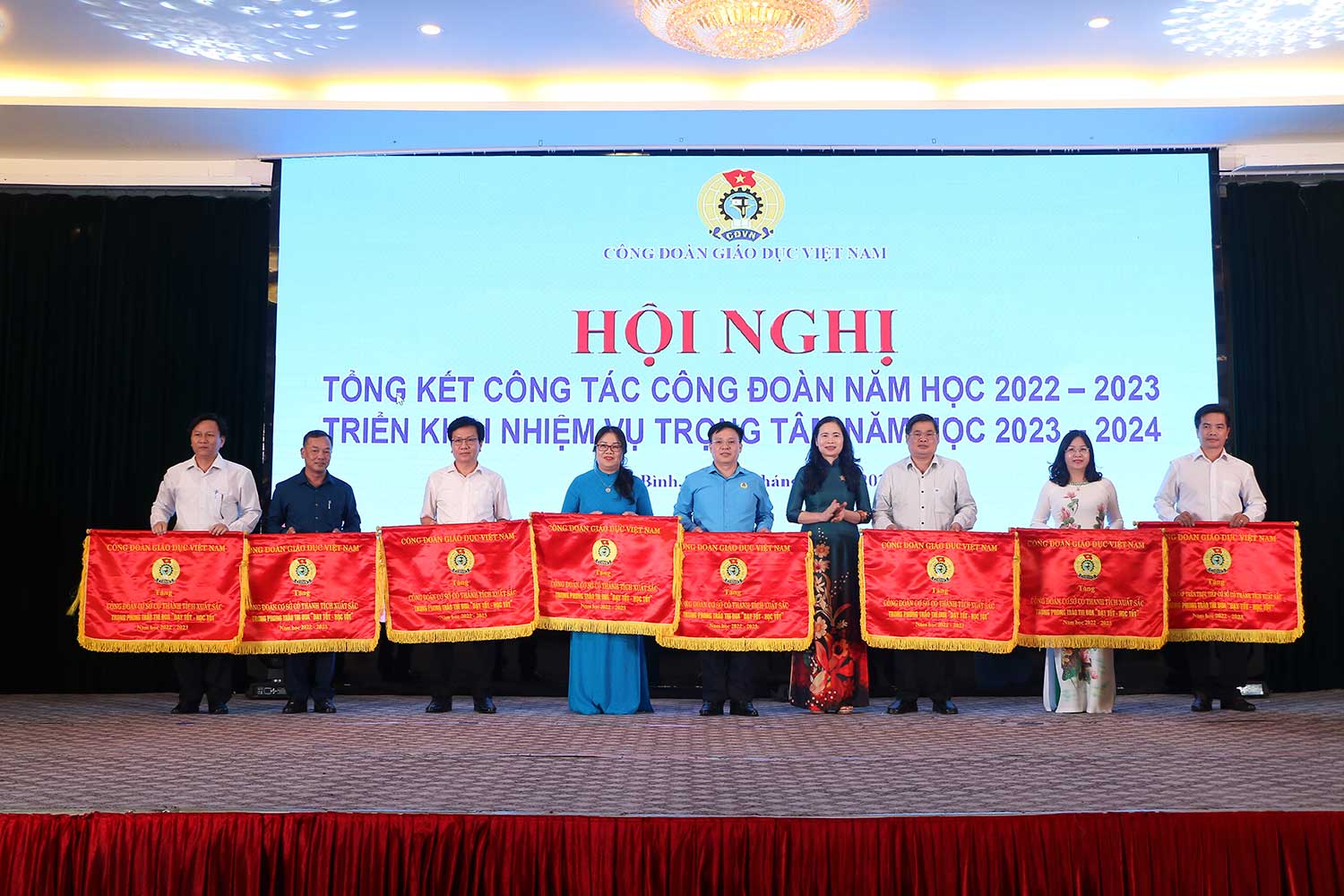 Bà Nguyễn Thị Bích Hợp - Phó Chủ tịch Công đoàn Giáo dục Việt Nam trao Cờ thi đua cho các đơn vị xuất sắc.