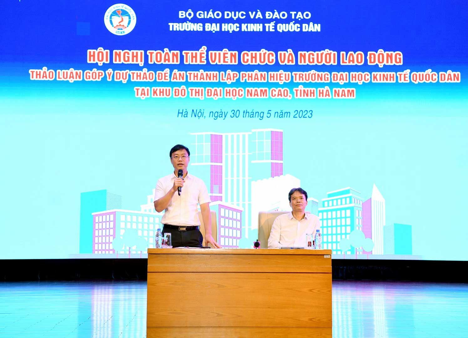 GS.TS Phạm Hồng Chương - Hiệu trưởng và PGS.TS Bùi Đức Thọ - Bí thư Đảng ủy, Chủ tịch Hội đồng trường chủ trì và điều hành Hội nghị